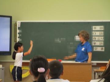 子供が講師に手話で話しかけている様子