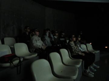 3D映像を見ています