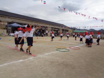 園庭で3歳児がリズムジャンプをしている様子