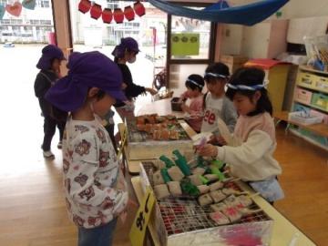 室内で4歳児が焼き鳥屋をしている様子