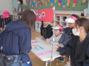 室内で3歳児がピザ屋さんをしている様子