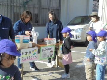 JA西農協で園児たちが買い物体験をさせていただいている様子