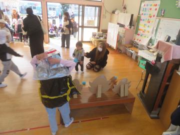 室内で5歳児の的あてゲームの様子