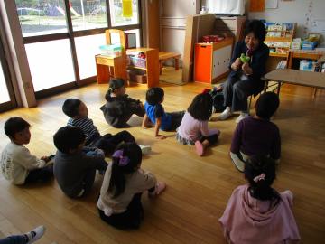 遊戯室で別の4歳児がお話を聞く様子