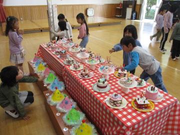 4歳児が制作したケーキの様子
