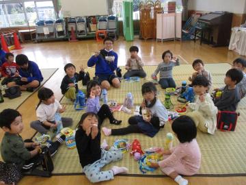 遊戯室でトライやる中学生と昼食する園児の様子