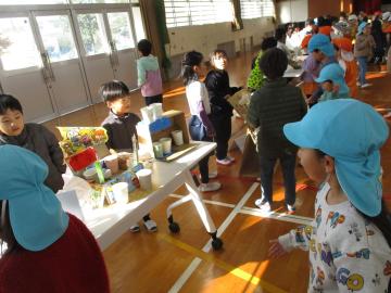 小学1年生との宝物ランドに参加する園児の写真