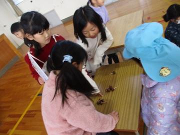 どんぐりコマを回している園児の様子