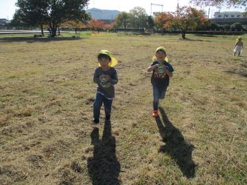 国分寺跡公園を走っている園児の様子