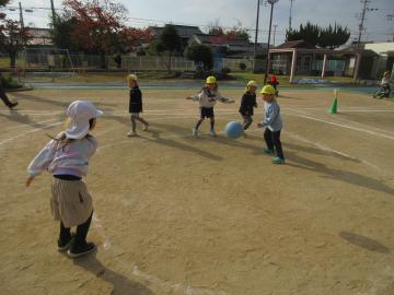 園庭で中当てドッジをする園児たちの様子