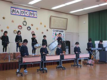 遊戯室内で合奏する園児たちの様子