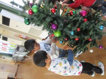 室内でツリーを飾る園児たちの様子