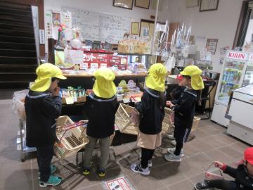 館内でお菓子を選ぶ園児たちの様子