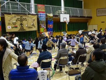 音楽に合わせて、子供たちが踊っています