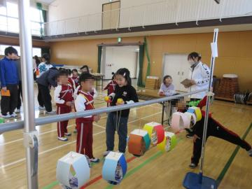 「ヨーヨーをあてヨーヨー」屋さんの様子