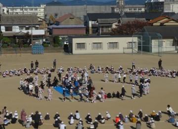 開校記念日記念行事の隊形写真