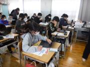 各自イヤホンで聴く様子