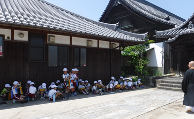 お寺で話を聴く様子