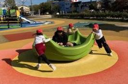公園で遊ぶ様子