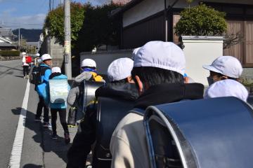 右端を並んで通ります