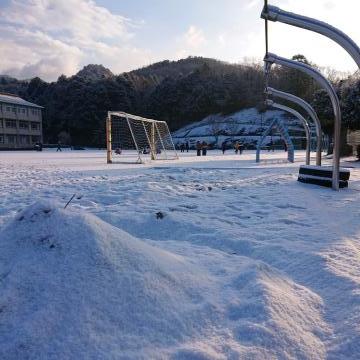 砂場の砂山も雪に覆われています