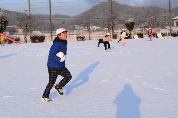 雪を持って走ります