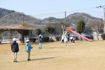 だるまさんが転んだをする様子