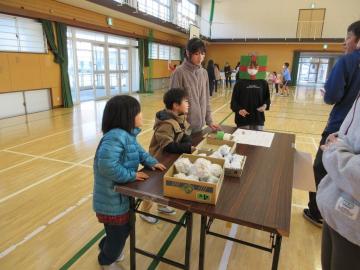 子供が、的当てをしています