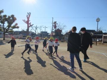 親子でサッカーをしているところ