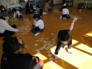 親子でかるたをしていることろ