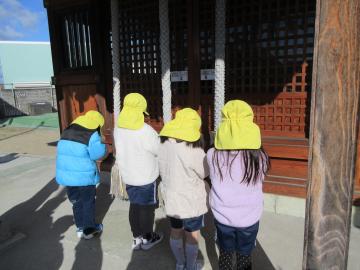 金刀比羅神社に初詣する園児たちの様子