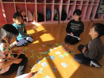 室内でかるた遊びをしている園児たちの様子