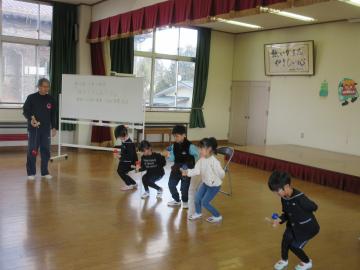 室内でけん玉をしている園児たちの様子