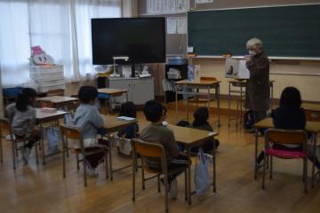 読み聞かせの様子（しっかりと聞いています）