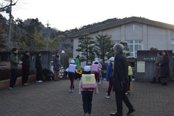 正門を通っています
