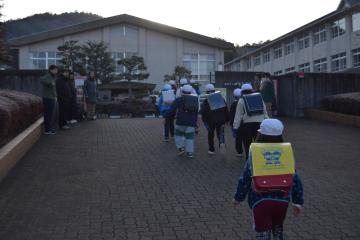 元気にあいさつしています