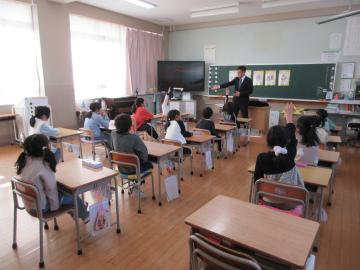 子供たちが、おまわりさんのお話を聞いています