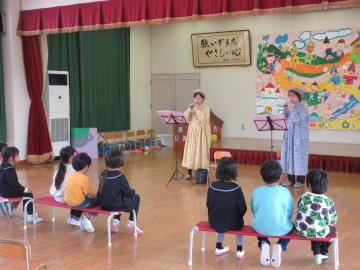 遊戯室でオカリナ演奏をするオカリーナさんと園児たちの様子