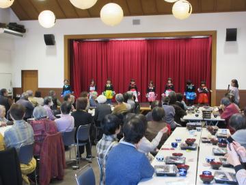 室内で、ふれあい交流会の歌を披露している園児たちの様子