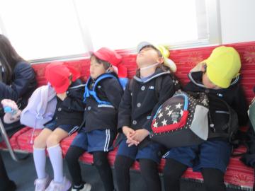 山陽電車の座席で園児たちが寝てしまっている様子