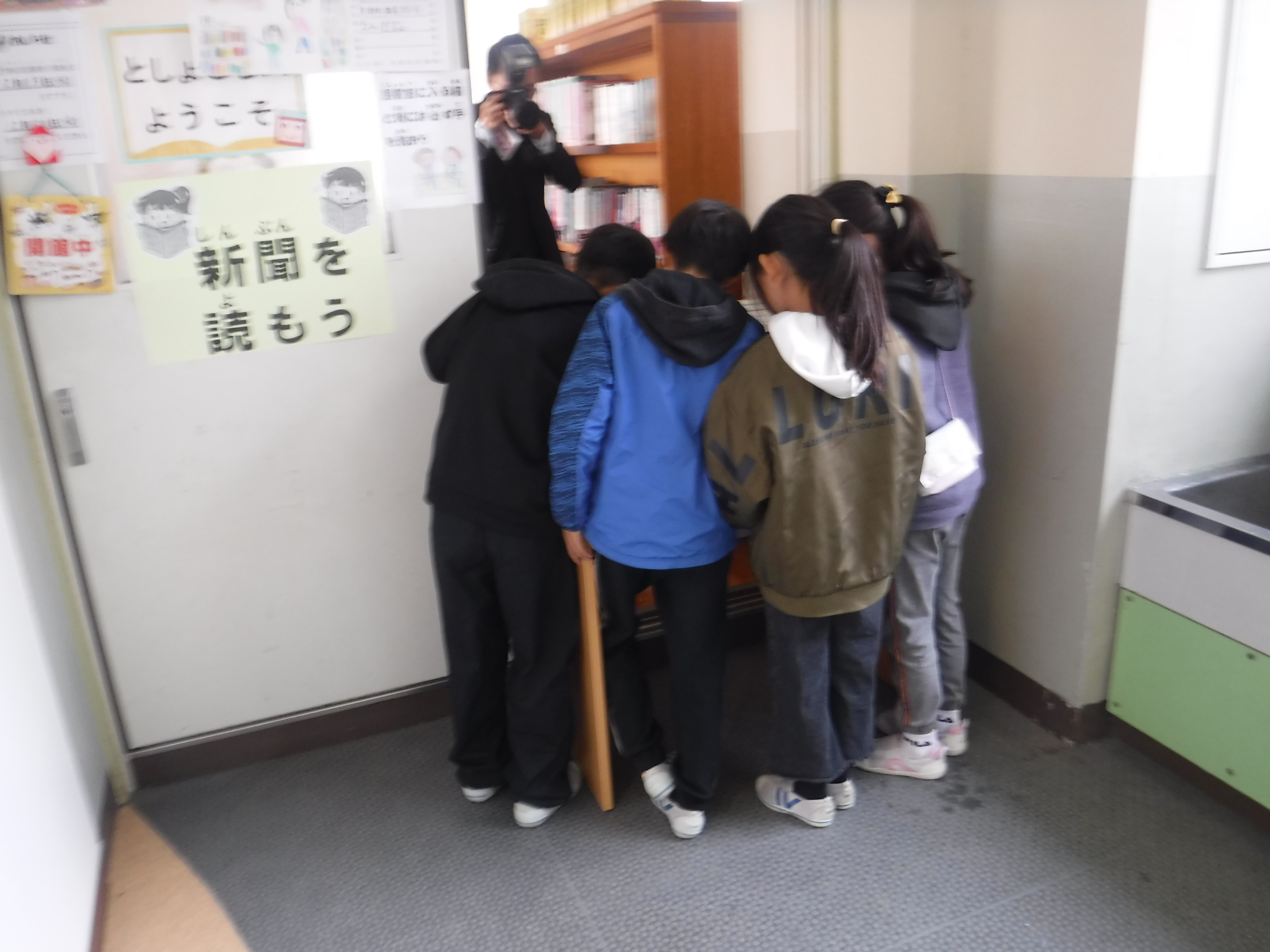 新聞を読む児童