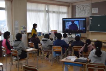 相手の話を画面越しに聞いています