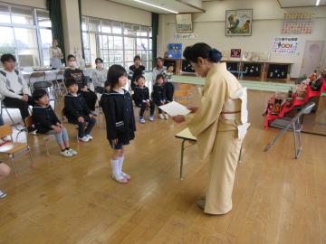 先生からおしるしをいただいているところ