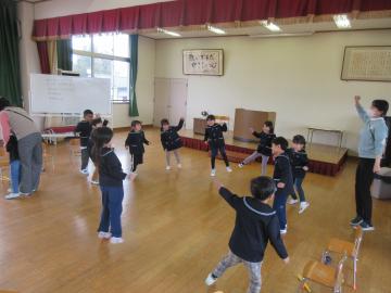 皆が右手をあげ、ダンスを踊っているところ