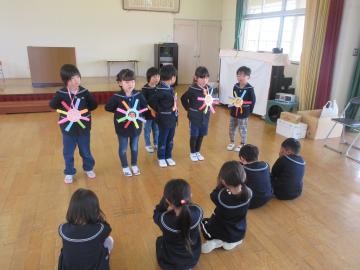 メダルをかけてもらった5歳児が並んで立っている