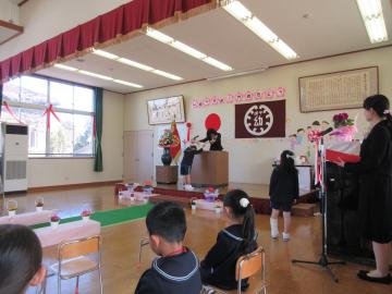 修了証書を受け取っているところ