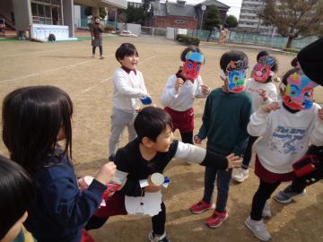 豆まきをする子供