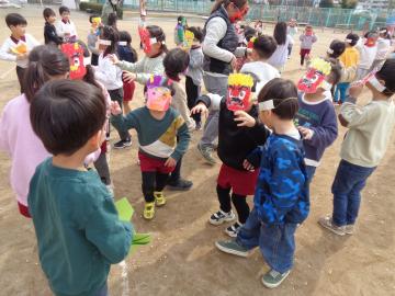 鬼のお面をかぶるこども