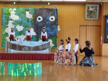 ヤギの表現をする子供
