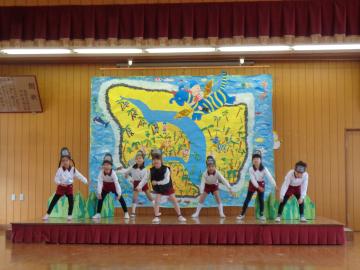 劇遊びでゴリラの表現をしている子供